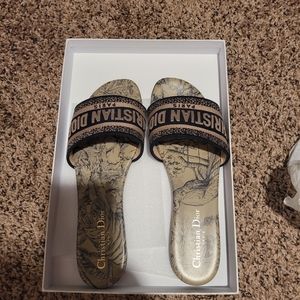 AUTHENTIC DIOR DWAY SLIDES
